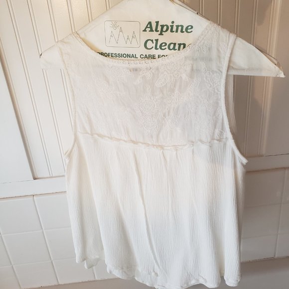 Democracy Brand Sleeveless Shirt with Handkerchief Hem Size Small - Picture 3 of 5